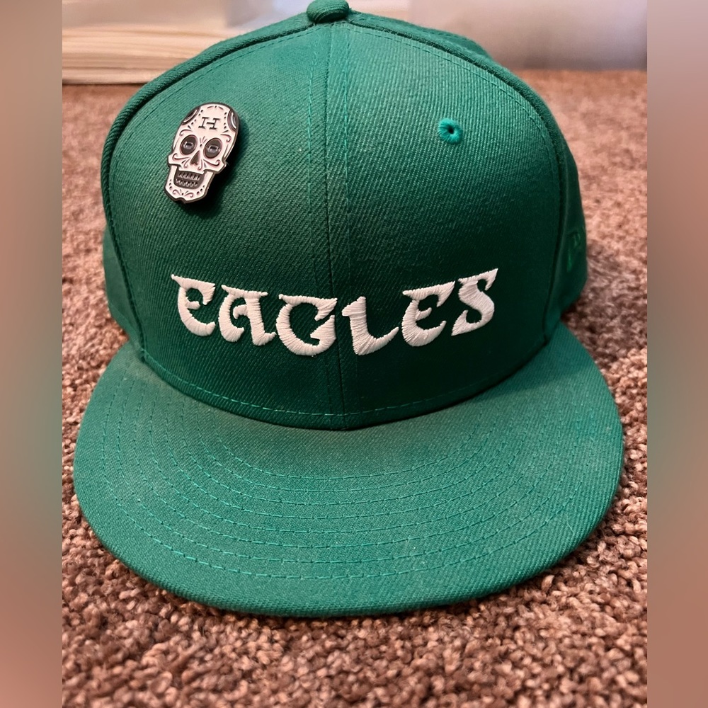 Never worn. New Era Fitted Philadelphia Eagles Old School Hat. Size 7 1/2.
